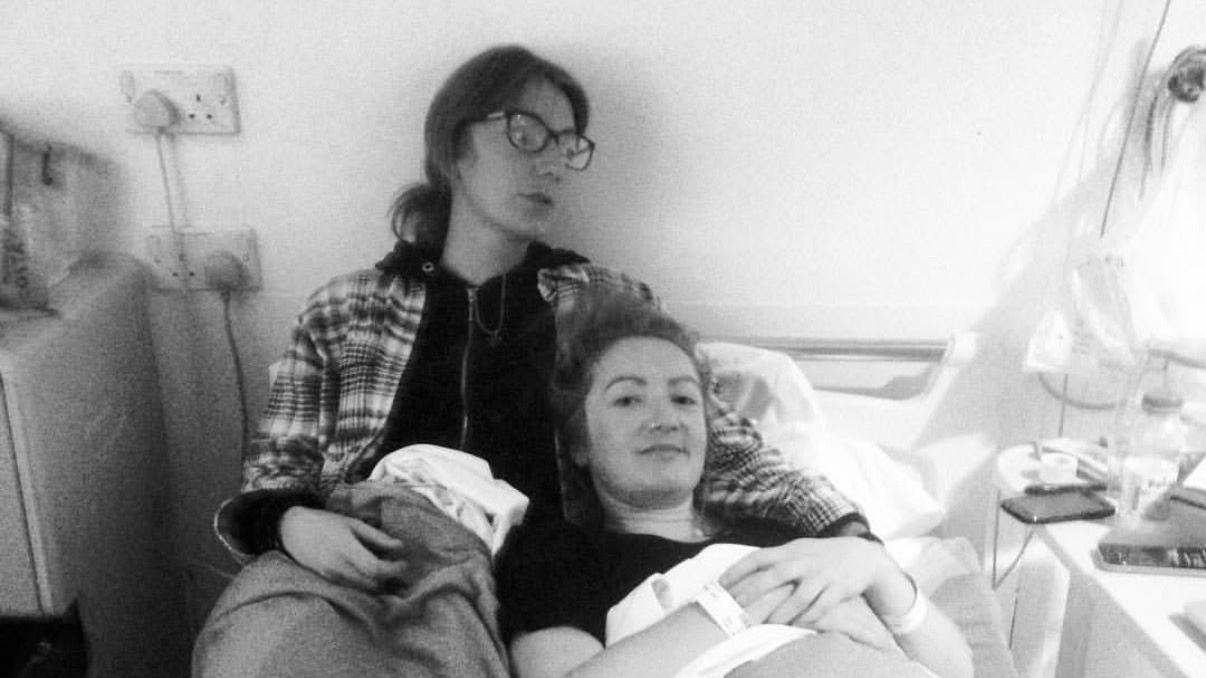 'Posle puta u Indiju pronašli su mi 38 parazita u mozgu' 3 Crno-bela fotografija dve žene u bolničkoj sobi - jedna leži u krevetu, dok je druga grli