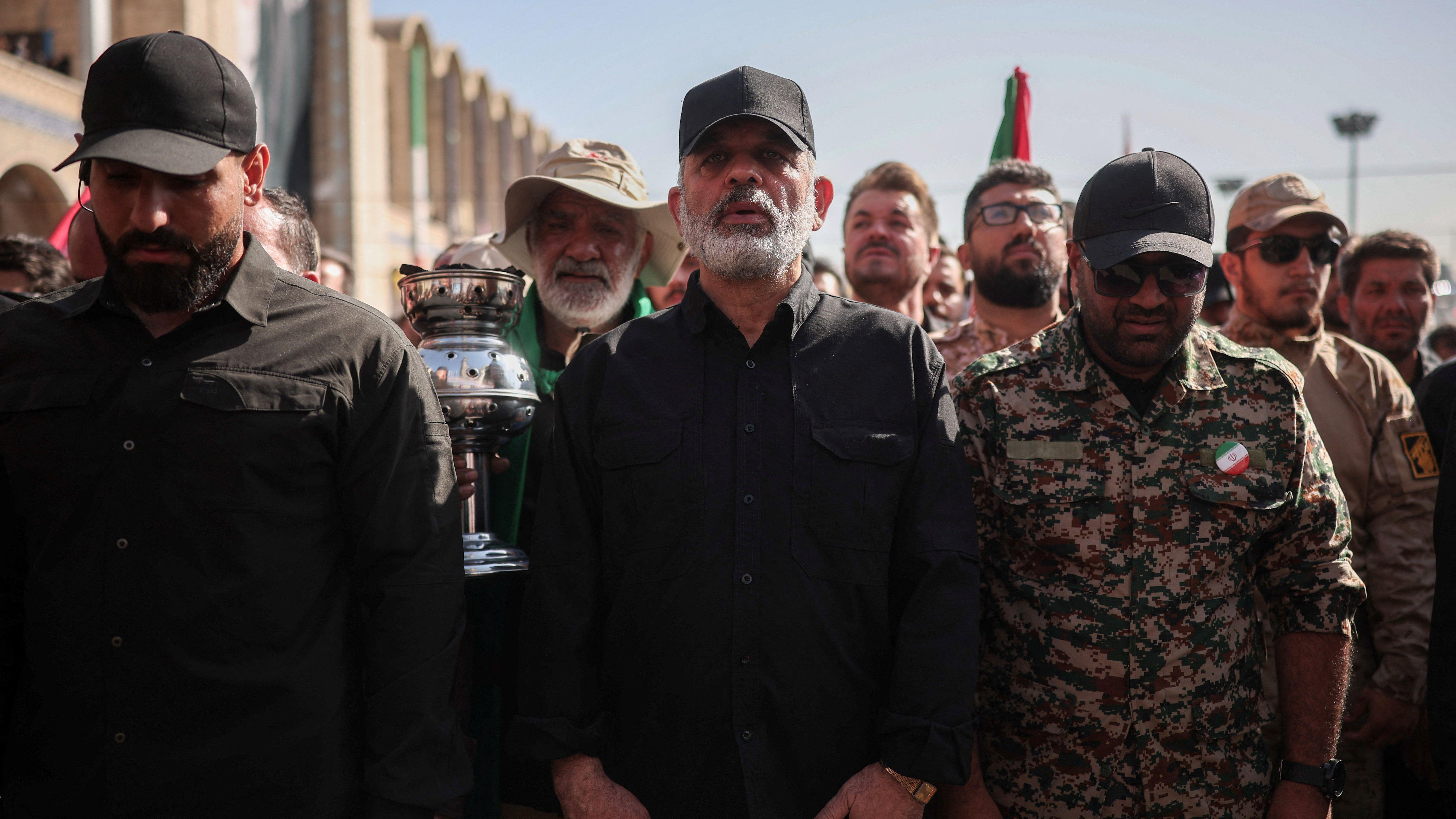 Hiljade ljudi u Teheranu odaju počast ajatoli Aliju Hamneiju 5 Ahmad Vahidi, komandant Islamske revolucionarne garde (IRGC), prisustvovao je odavanju počasti Aliju Hamneiju u Grand Mosali u Teheranu