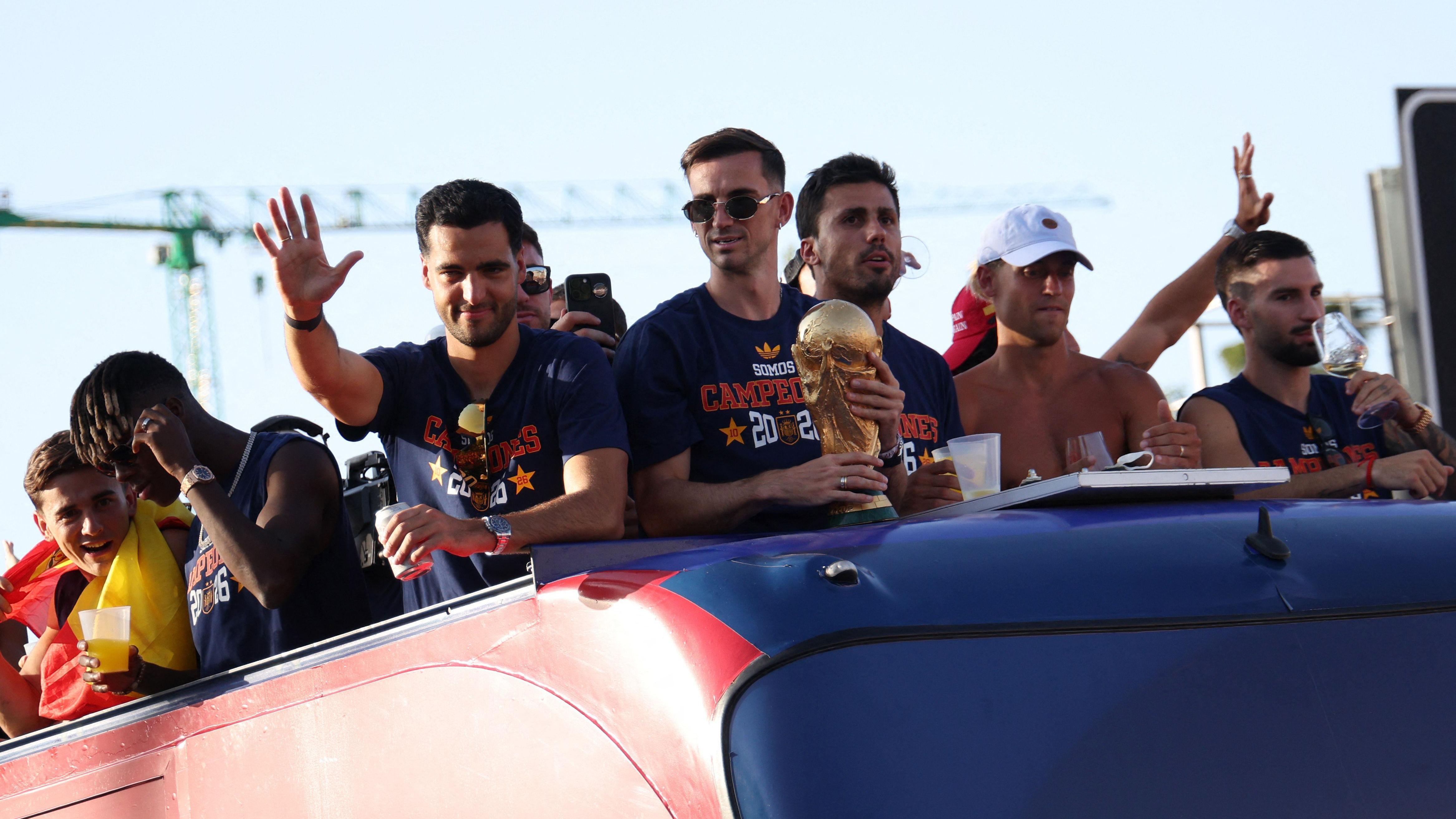Španija dočekala svetske prvake: Fijesta za pamćenje u Madridu - u fotografijama 8 Fabijan Ruiz i Mikel Merino pozdravljaju okupljene