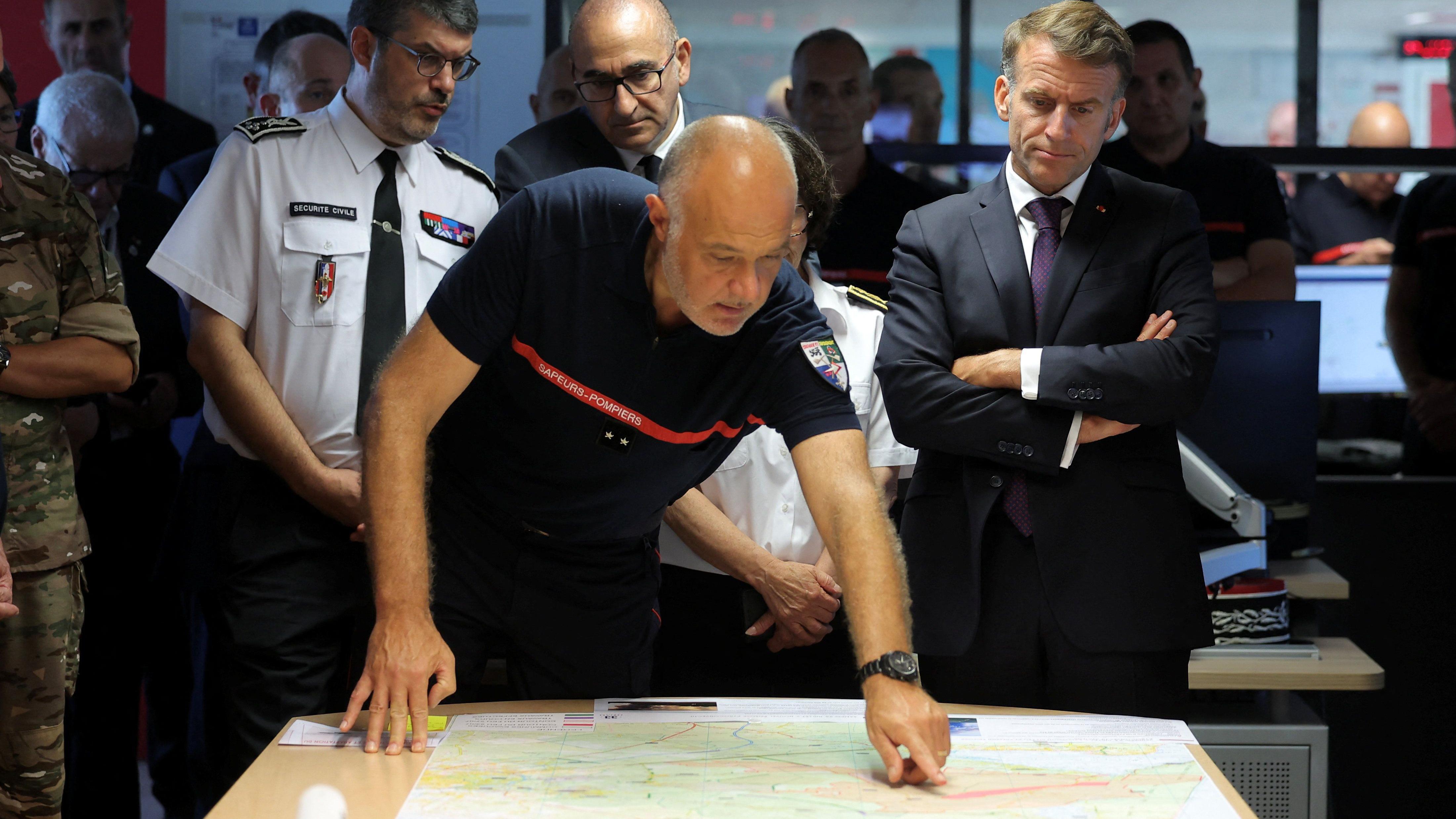 Emanuel Makron u poseti vatrogascima