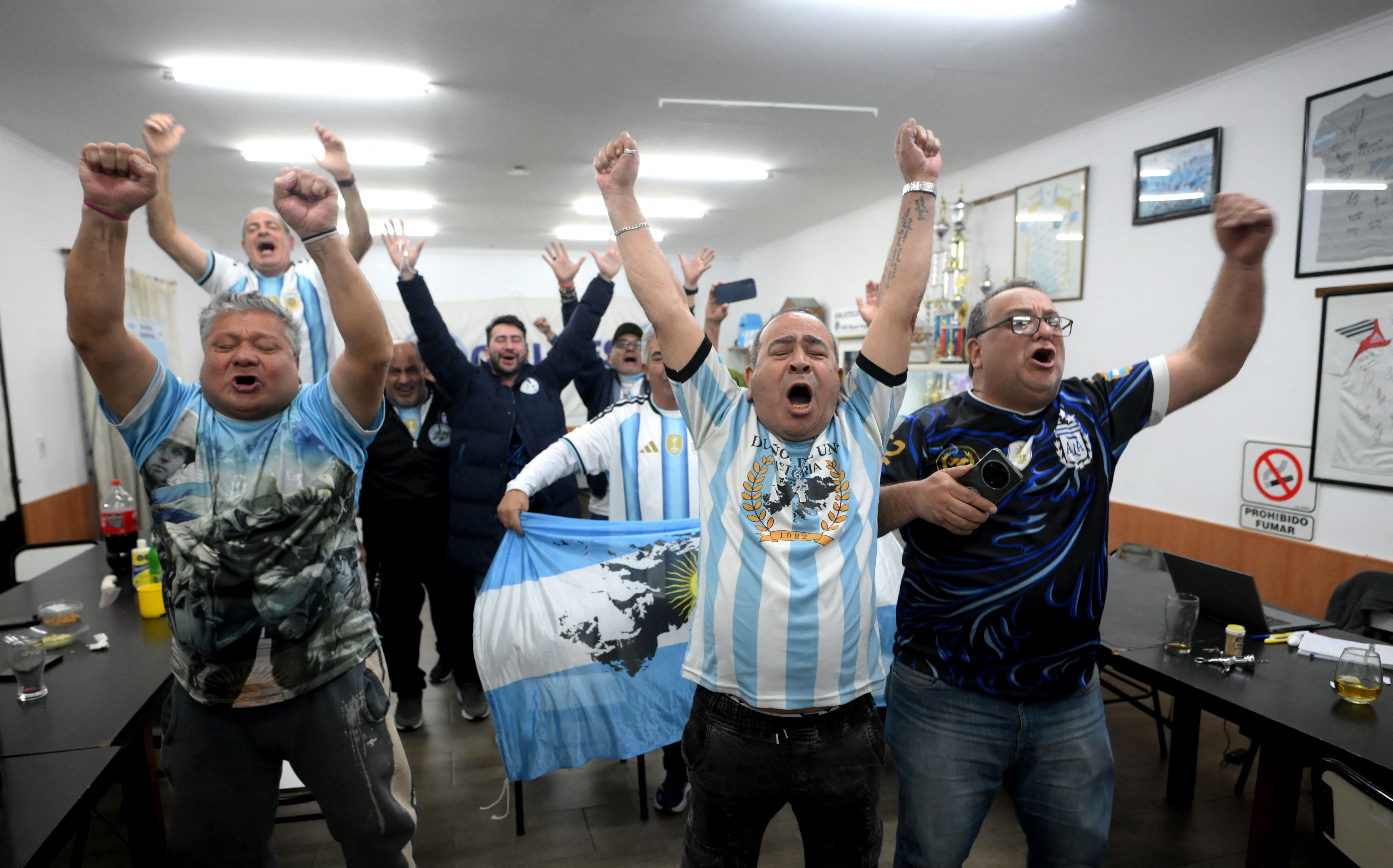 argentina - engleska, navijači argentine, malvini su argentinski, folklandski rat
