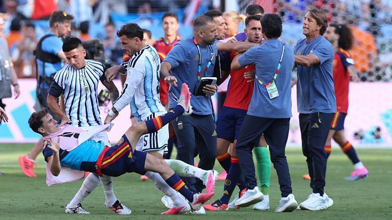 FIFA pokreće istragu protiv Argentinaca zbog tuče posle finala Mundijala 2 Tijago Almada i Leandro Paredes bacaju Španca Gavija na teren, dok pomoćni trener Roberto Ajala drži Erika Garsiju za grlo
