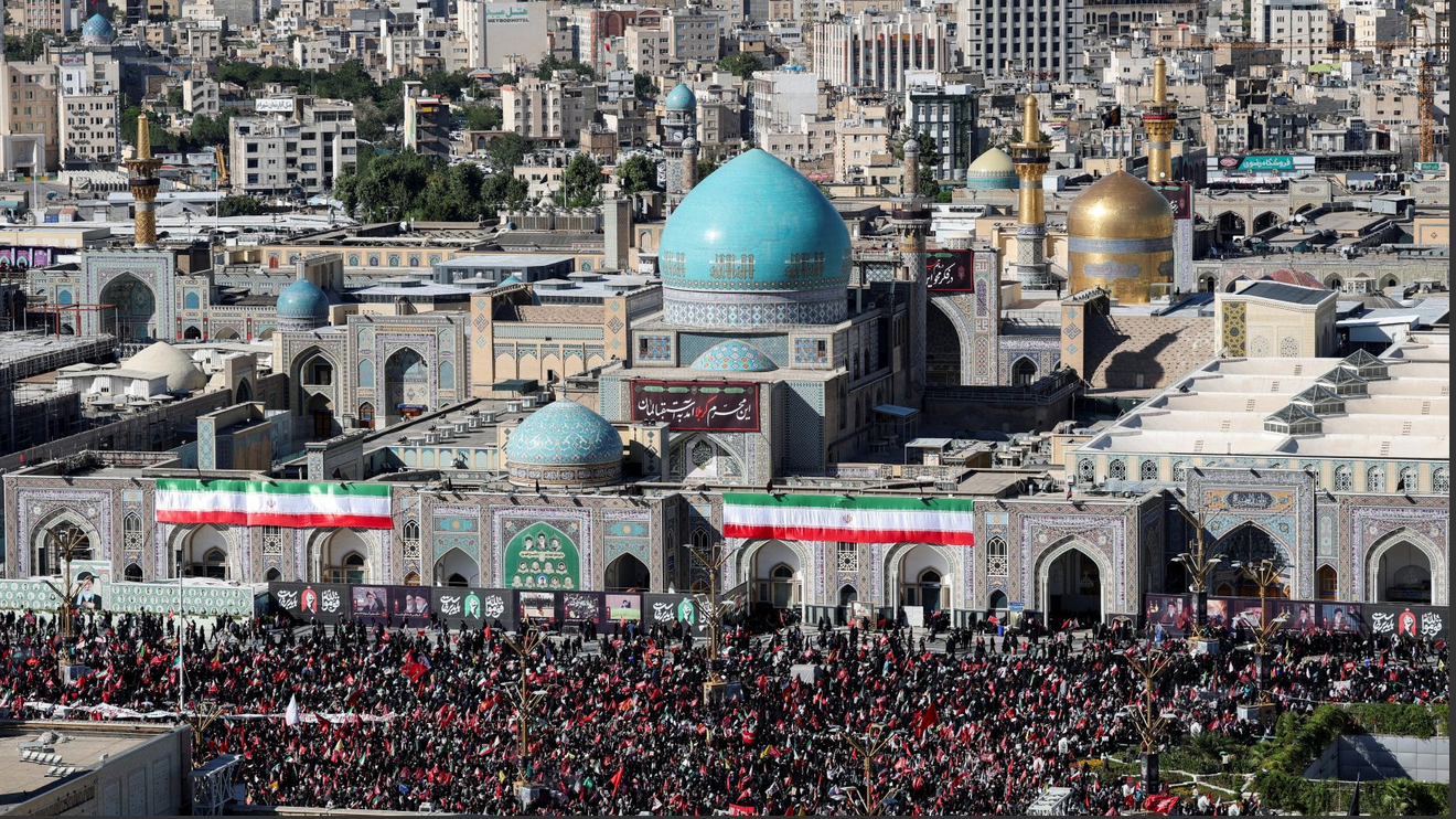 hiljade ljudi ispred svetililišta Imam Reza u Mašhadu