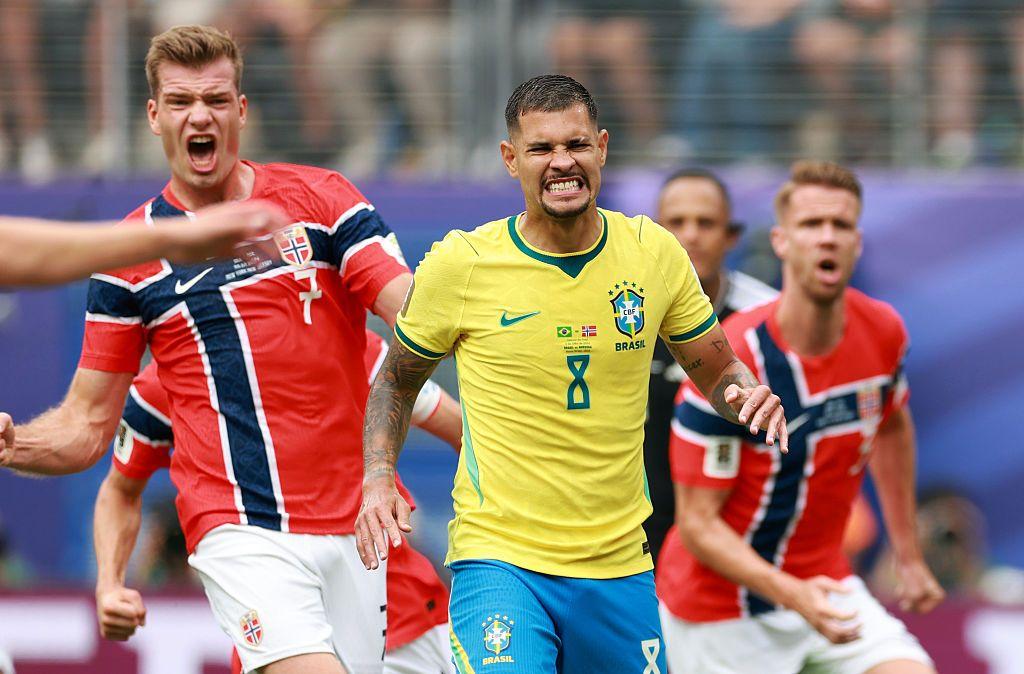 'Idrettsglede': Tajna uspeha Erlinga Halanda i Norveške 6 Norveška je obezbedila istorijski plasman u četvrtfinale pobedom nad Brazilom 2:1.