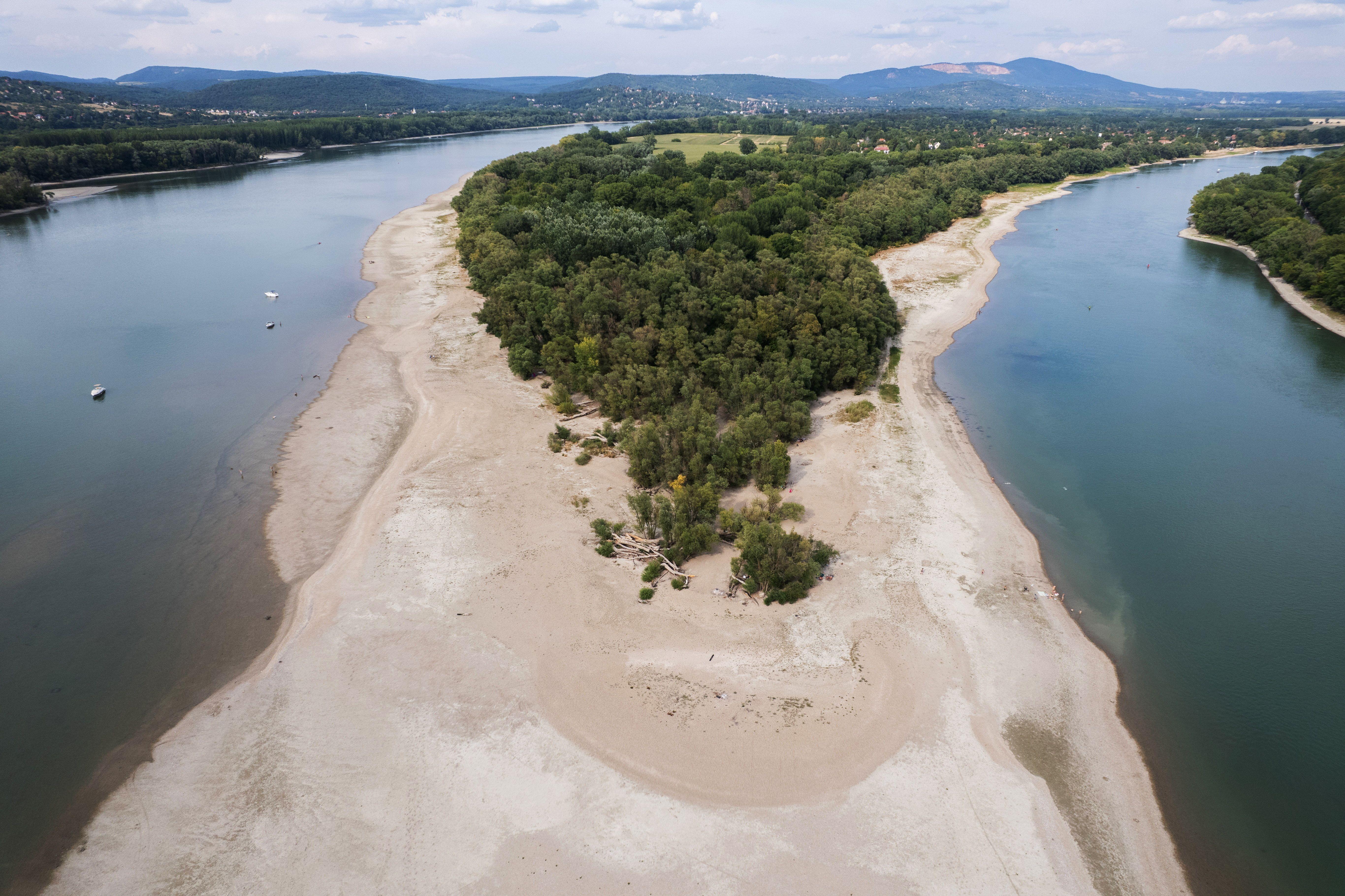 Dunav ponegde kao potok: Dramatične fotografije iz Srbije i regiona 27 nizak vodostaj dunava u Mađarskoj, dunav, vodostaj dunava, nivo dunava