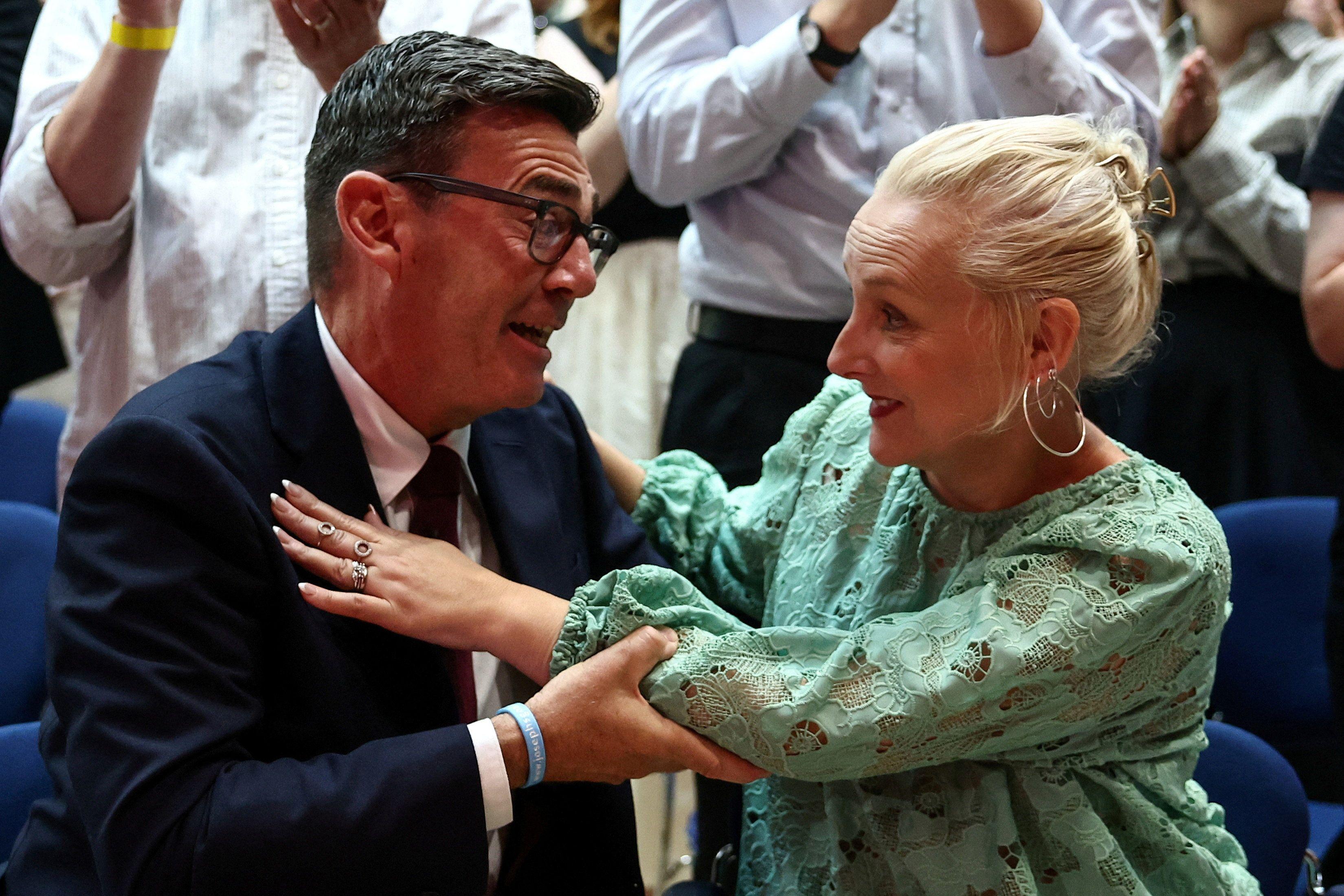 Sedmi premijer UK u 10 godina: Ko je Endi Barnam 13 endi barnam sa suprugom Meri-Frans van Hil