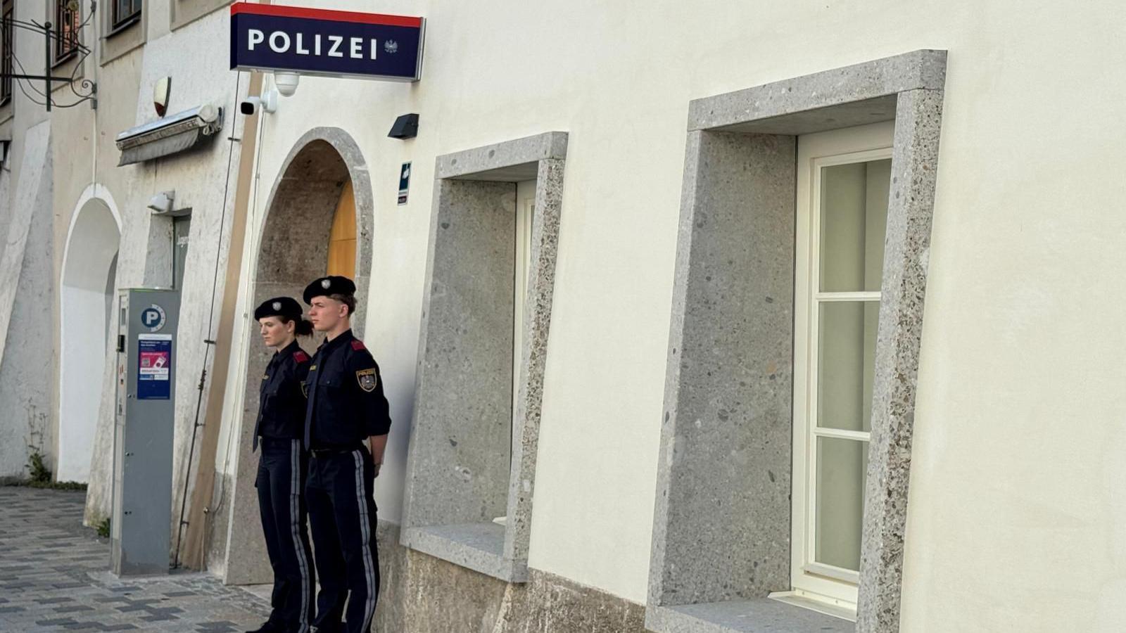 Hitlerova rodna kuća u Austriji pretvorena u policijsku stanicu 1 Policija ispred renovirane zgrade