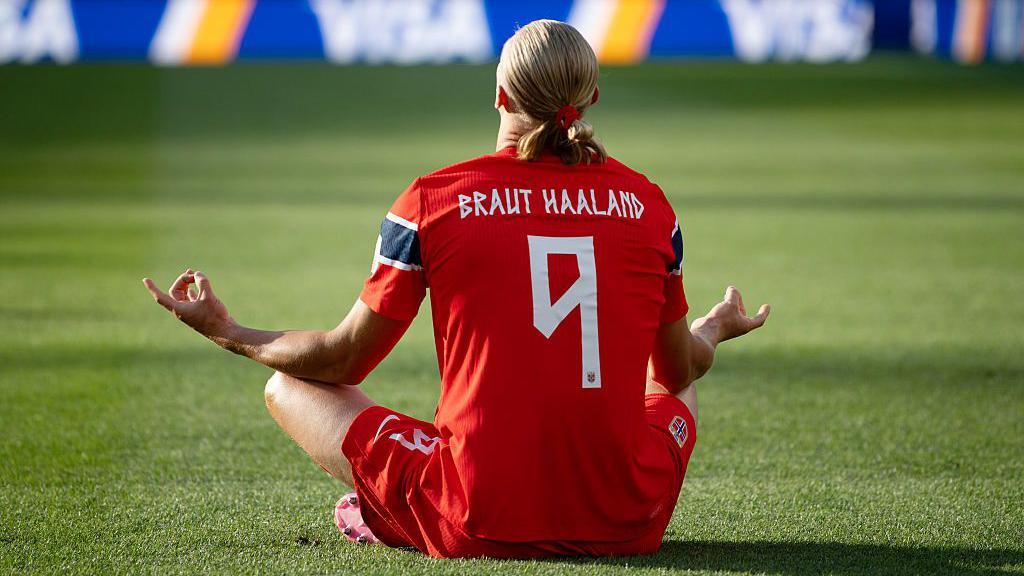 Pet stvari koje možda ne znate o Erlingu Halandu, norveškom fudbalskom džinu 7 Na Mundijalu 2026. Haland na poleđini dresa nosi i majčino i očevo prezime