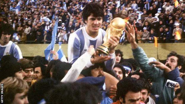 Tamo gde je fudbal više od života, a Maradona i Mesi u panteonu najvećih 4 Fudbaleri Argentine proslavljaju titulu 1978. u Buenos Ajresu