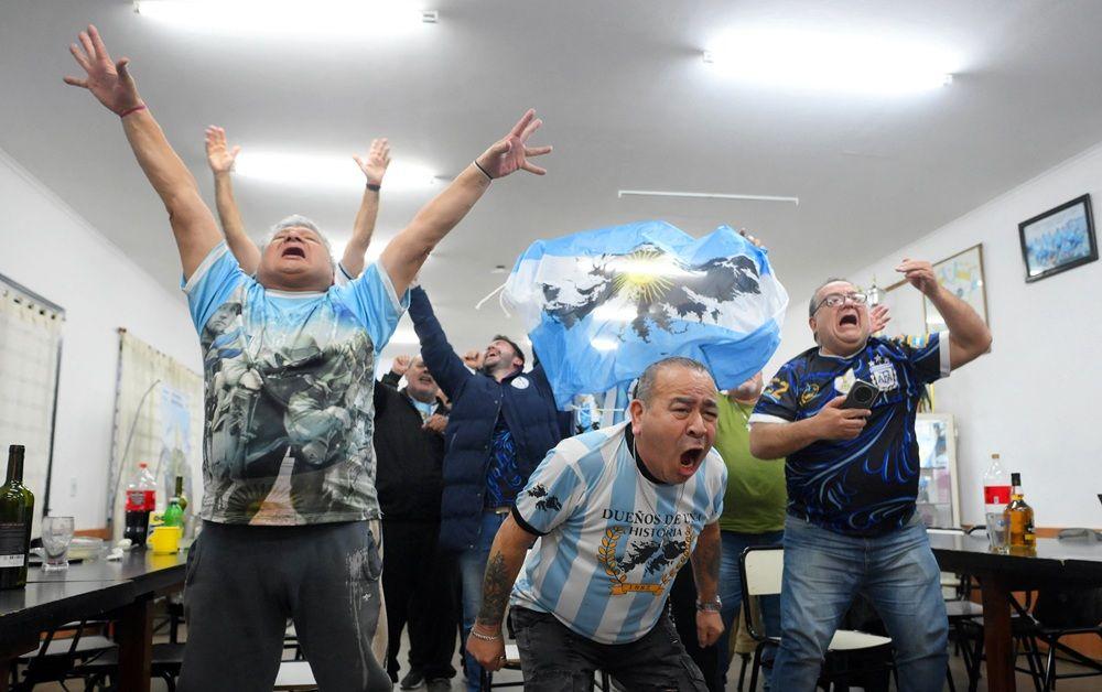 argentina - engleska, navijači argentine, malvini su argentinski, folklandski rat