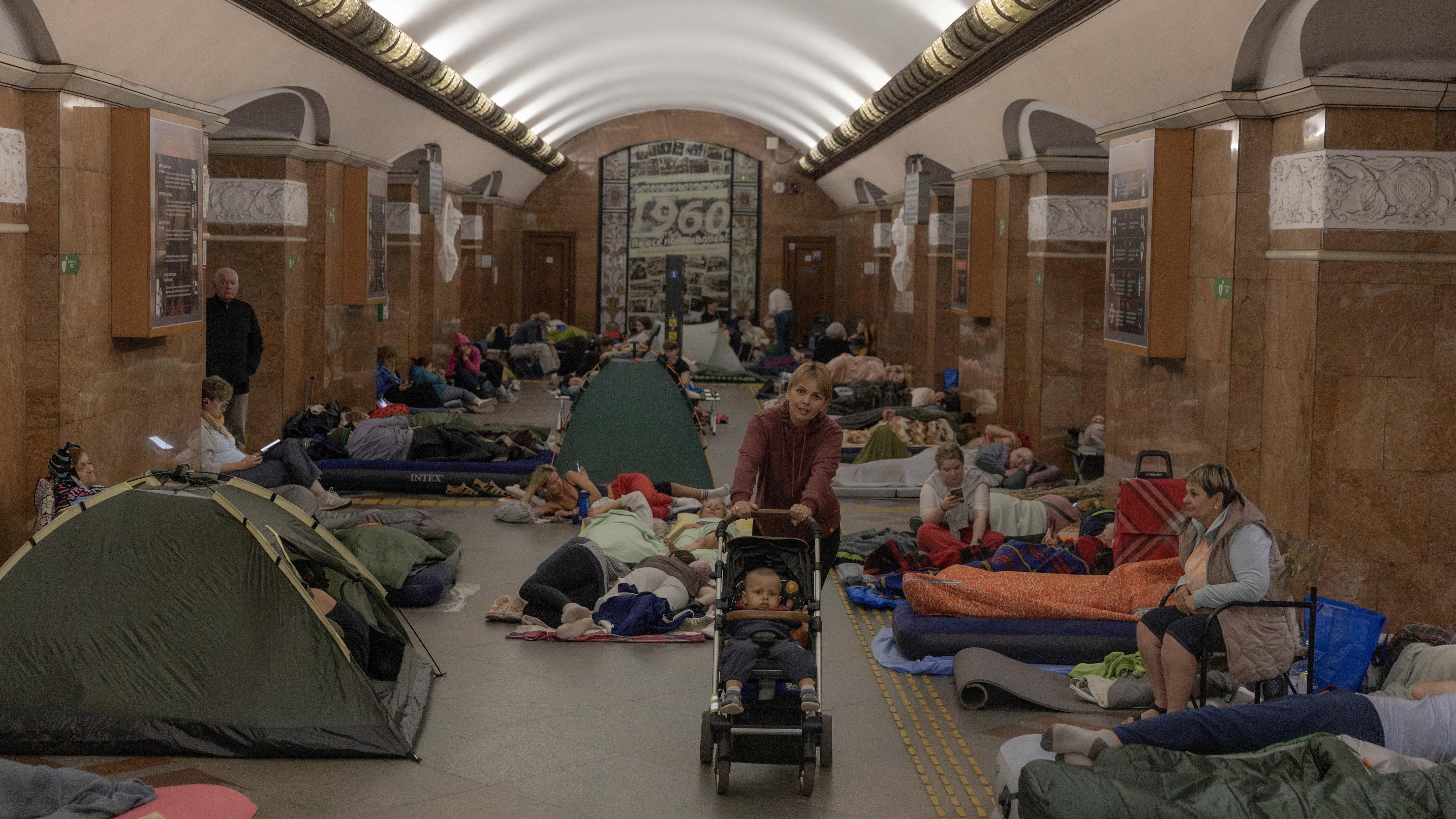 Najmanje 13 žrtava u 'najvećem napadu' Rusije na Kijev 11 Neki stanovnici Kijeva su sklonište potražili u stanicama metroa tokom noći