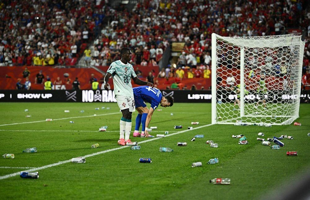 portugal - hrvatska, navijači hrvatske, svetsko prvenstvo, besni navijači hrvatske bacali su flaše na teren zbog poništenog gola