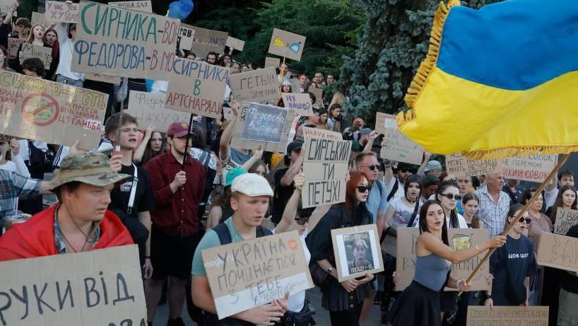 Zelenski popustio pod pritiskom: Smenjen komandant ukrajinske vojske Sirski 2 Demonstranti nose transparente 'Fedorov je ministar odbrane', 'Ne dirajte ono što radi', 'Dalje ruke od Fedorova' i 'Vratite Fedorova'