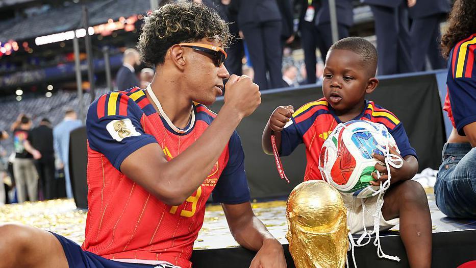 Lamin Jamal je svetski fudbalski šampion, ali prava zvezda je on 4 lamin jamal i mlađi brat kejn