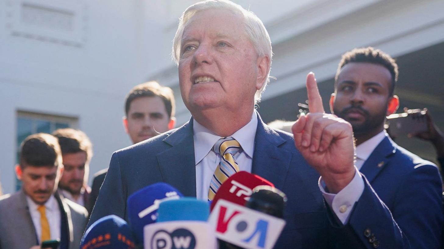 Preminuo Lindzi Grejem, američki senator i Trampov bliski saradnik 1 Lindzi Grejem u teget odelu sa podignutim kažiprstom leve ruke pred kojim je nekoliko mikrofona