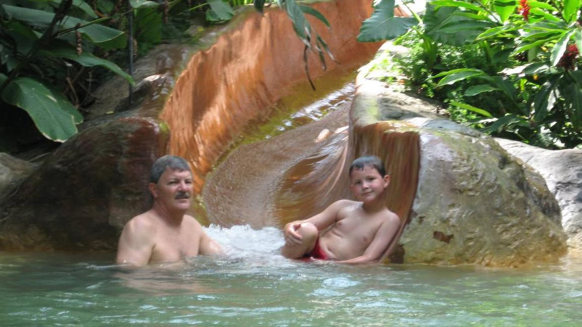 'Kao u horor filmu': Ameba koja jede mozak bi mogla da se proširi po svetu 3 Jedna od poslednjih fotografija Stiva sa Džordanom snimljena je na vodenom toboganu u Kostariki, gde se dečak zarazio smrtonosnom amebom