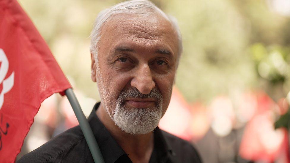 Otpor i osveta: Iran je želeo da pošalje poruku oproštajem od Alija Hamneija 3 Jedan od vladinih pristalica došao je da isprati Alija Hamneija, ali i da pošalje poruku Trampu i svetu