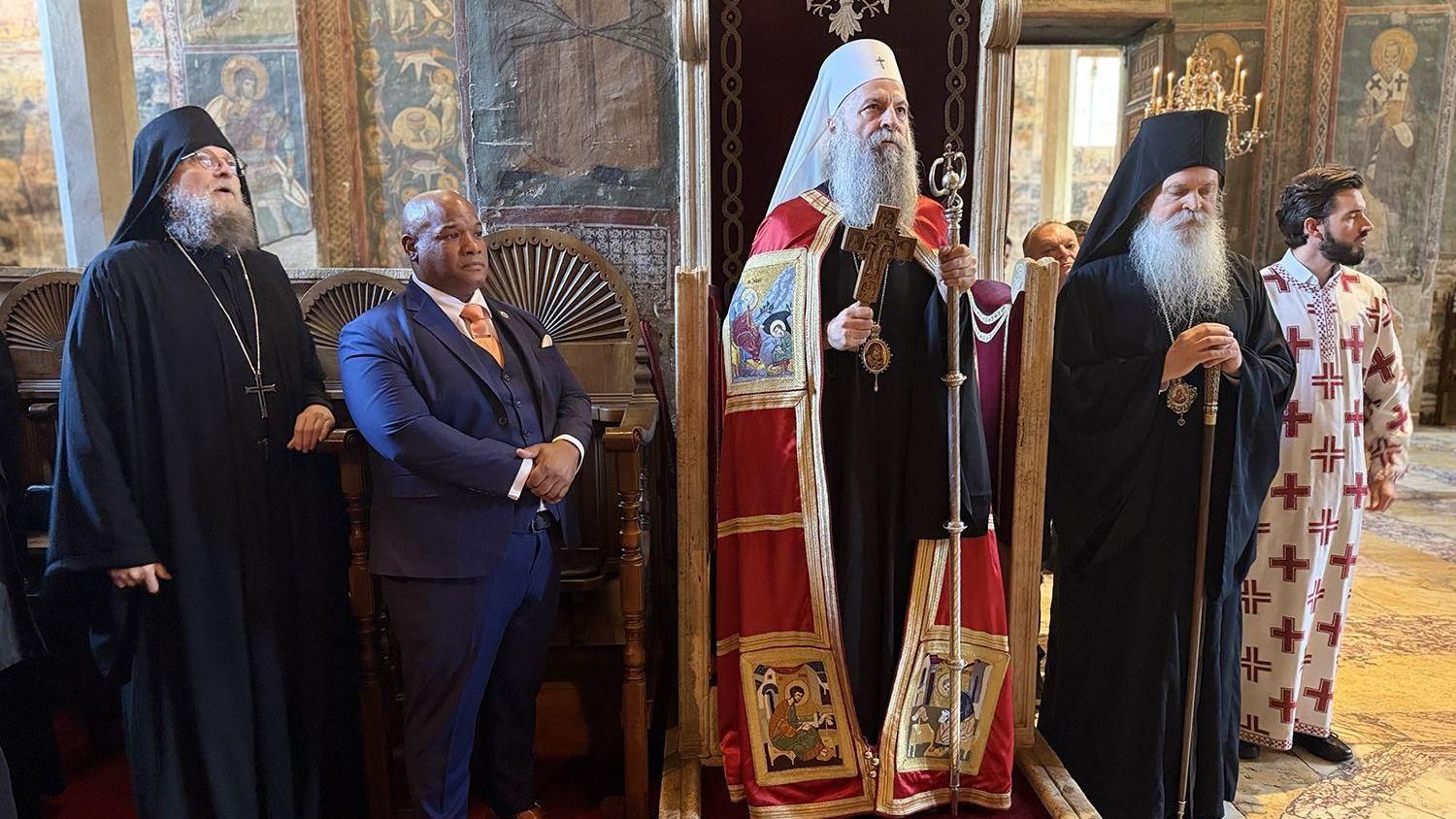 O pastoru Marku Bernsu: Kako je Vučić postao 'duhovni diplomata' 2 Pravoslavni sveštenici stoje u odorama, drugi među njima pastor u plavom odelu