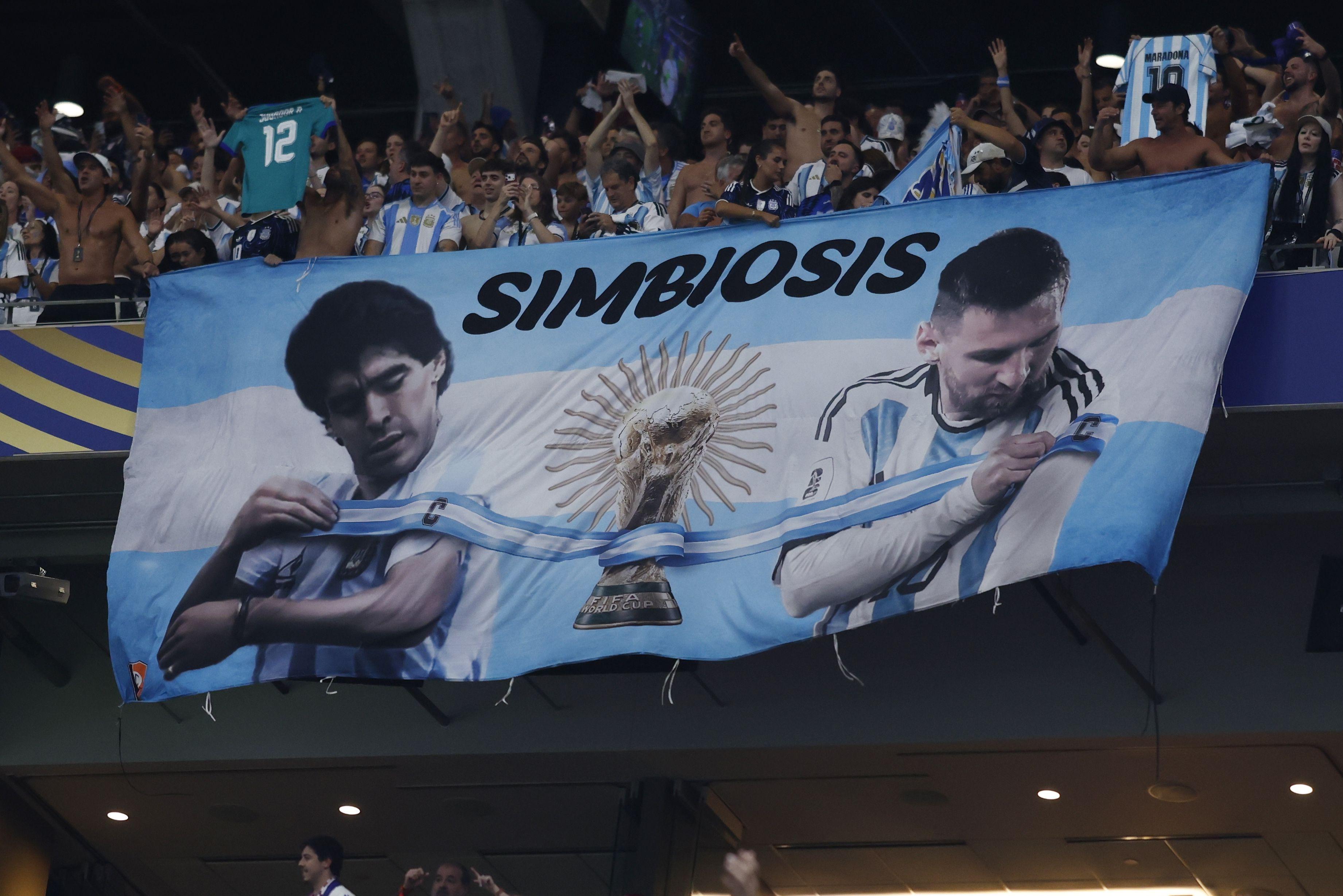 argentina - engleska, navijači argentine, dijego maradona i lionel mesi