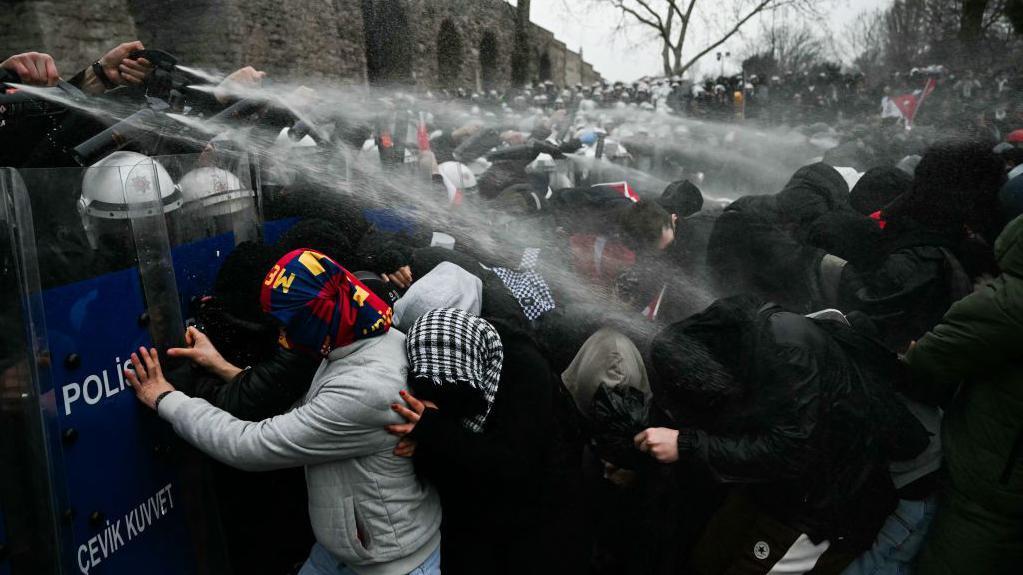 Pokušaj puča: Kako je Erdogan promenio Tursku protekle decenije 7 Turska policija za razbijanje demonstracija upotrebila je suzavac da bi rasterala demonstrante tokom skupa podrške uhapšenom gradonačelniku Istanbula Imamoglua u martu 2025. godine