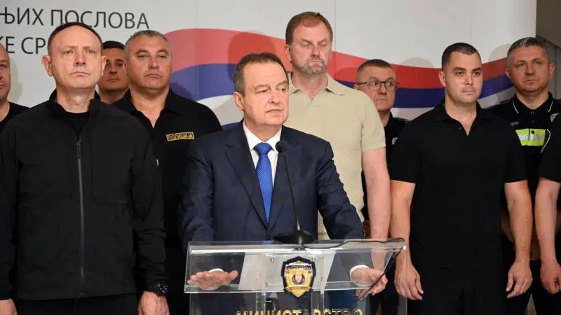 Direktor policije Dragan Vasiljević (levo), Ivica Dačić (u sredini za govornicom), iza njih je nekoliko muškaraca 