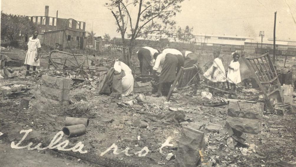 Penzionerka rasvetljava nerešene slučajeve pomoću DNK: 'Svako telo zaslužuje da mu se zna ime' 6 crno-bela fotografija na kojoj petoro odraslih Afroamerikanaca pretražuje ostatke potpuno uništene zgrade