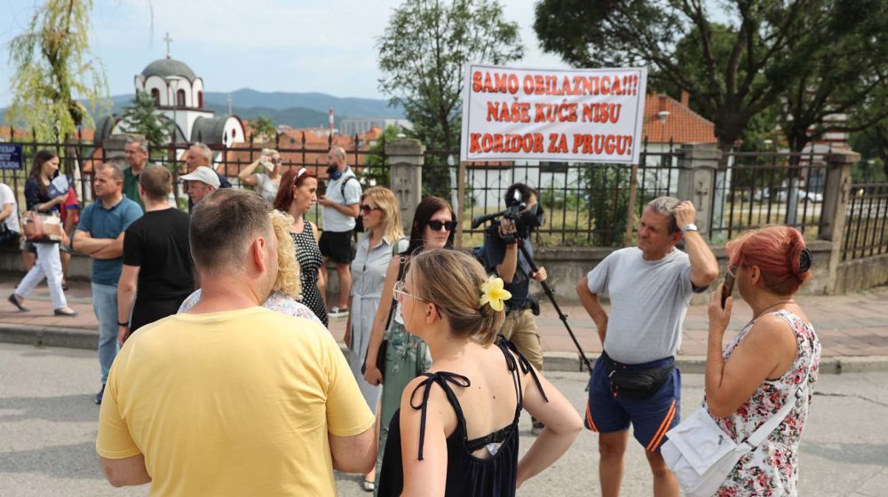 Nišlije blokirale Bulevar Nemanjića, protive se izgradnji pruge u Panteleju 8