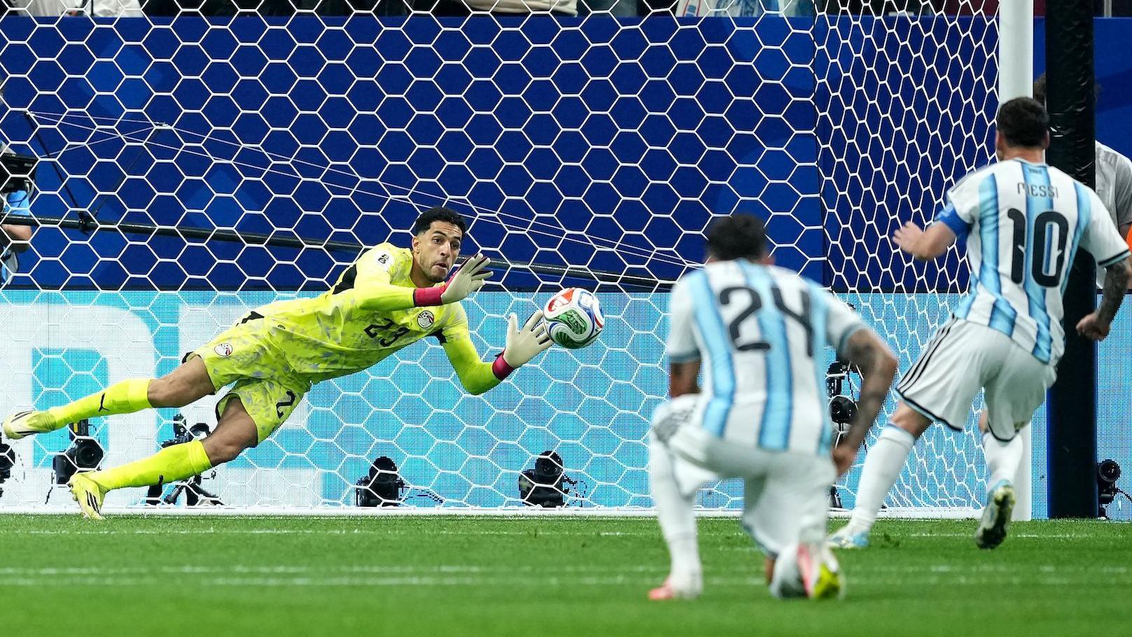 Neuništiva Argentina i šampion Mesi: Egipat je imao sve, ali ide kući 2 Golman Egipta brani penal Mesiju
