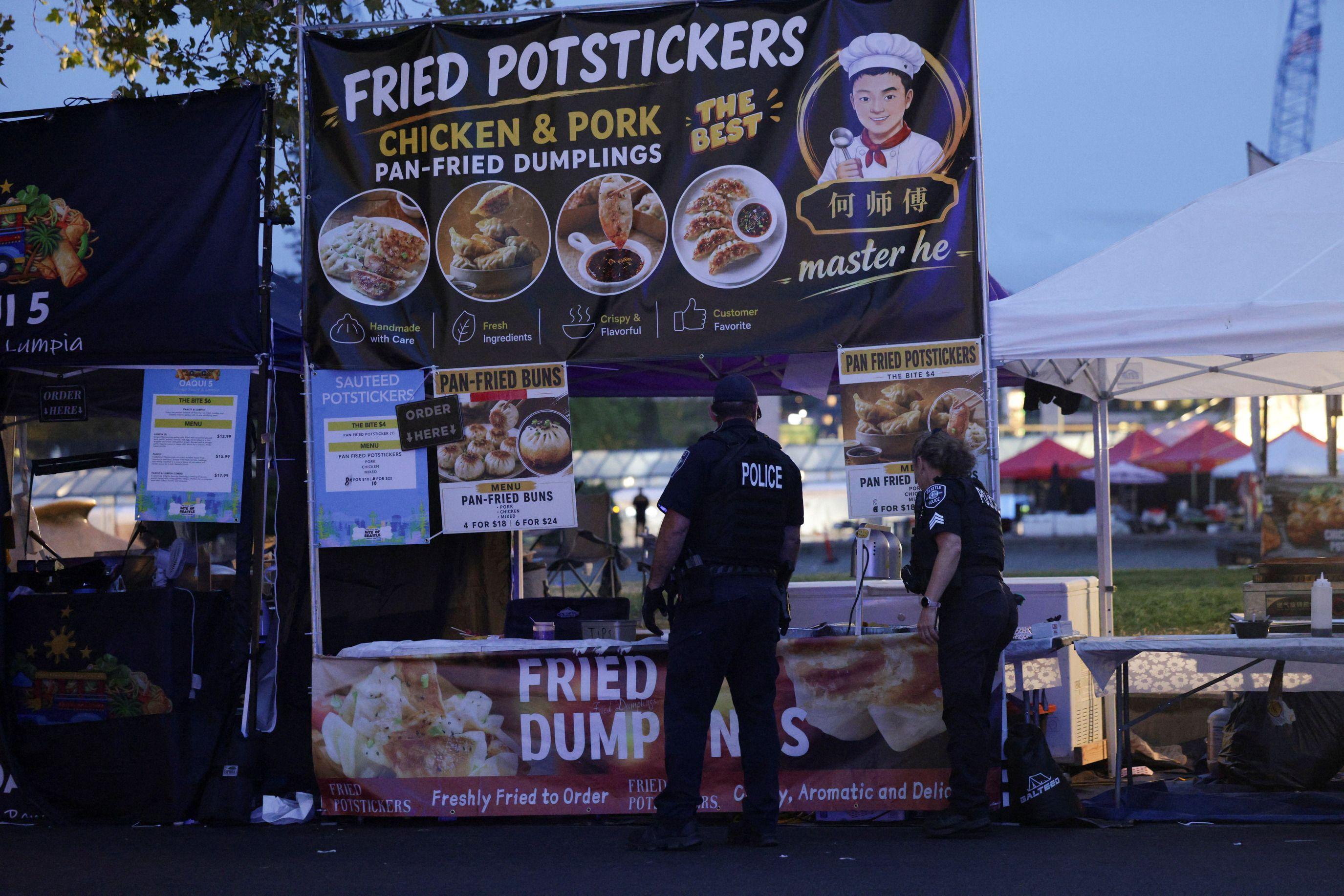 Policija ispred štanda sa hranom na Festivalu u Sijetlu