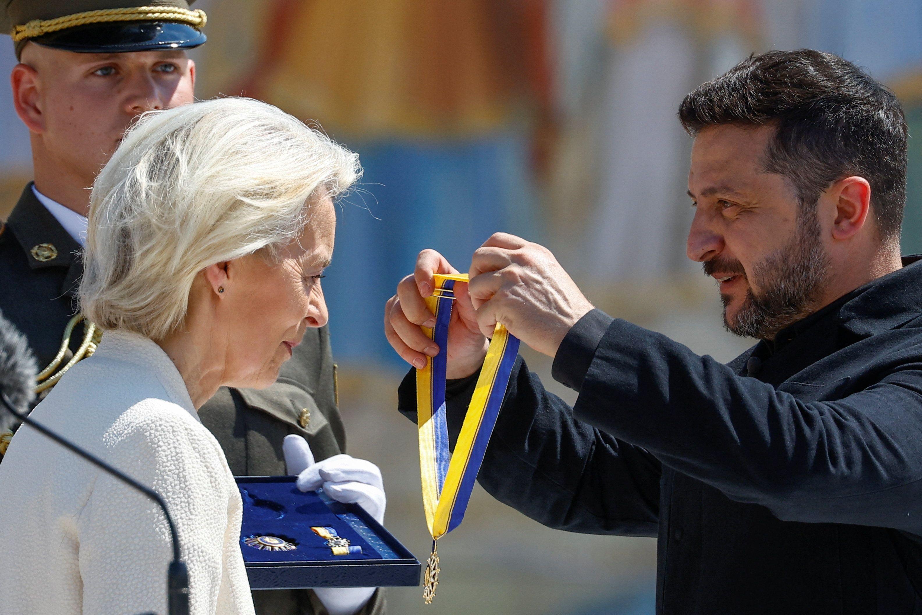 Srbija nije potpisala Kijevsku deklaraciju, Vučić u Ukrajini prvi put od početka ruske invazije 4 Ukrajinski predsednik Vladimir Zelenski odlikuje predsednicu Evropske komisije Ursulu fon der Lajen Ordenom Evrope tokom obeležavanja Dana državnosti Ukrajine ispred crkve Svetog Mihaila u Kijevu
