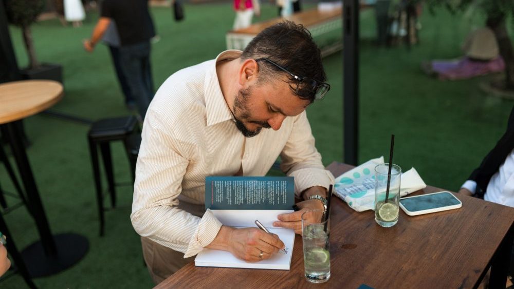 Dejan Pataki, autor knjige „Brend: TI“: „Ljudi od znanja, iskustva i integriteta češće biraju tišinu i egzil iz digitalnog prostora“ 2 Dejan Pataki, autor knjige „Brend: TI“: „Ljudi od znanja, iskustva i integriteta češće biraju tišinu i egzil iz digitalnog prostora“ 2