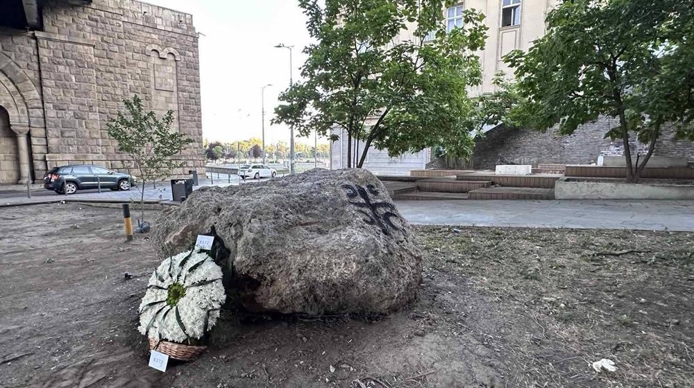 Ispod Brankovog mosta položen "cvet Srebrenice": "Danas i svaki dan, ljudi pamte ljude" 11