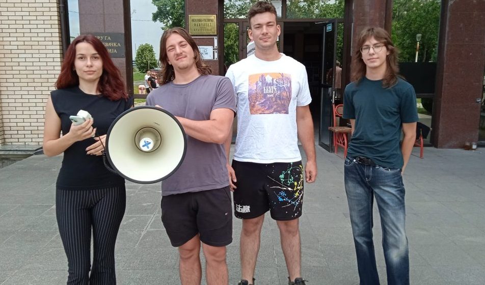 Ograđujemo se od jučerašnje poruke „Srbija pobeđuje”: Maturanti Druge kragujevačke gimnazije demantovali pisanje Informera 20