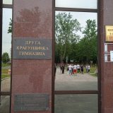 Milićević (SSP): Umesto besplatnih udžbenika i boljih uslova školovanja transparenti „Srbija pobeđuje” u rukama đaka?! 16
