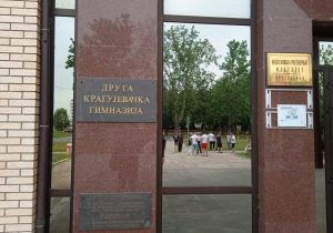 Milićević (SSP): Umesto besplatnih udžbenika i boljih uslova školovanja transparenti „Srbija pobeđuje” u rukama đaka?! 20