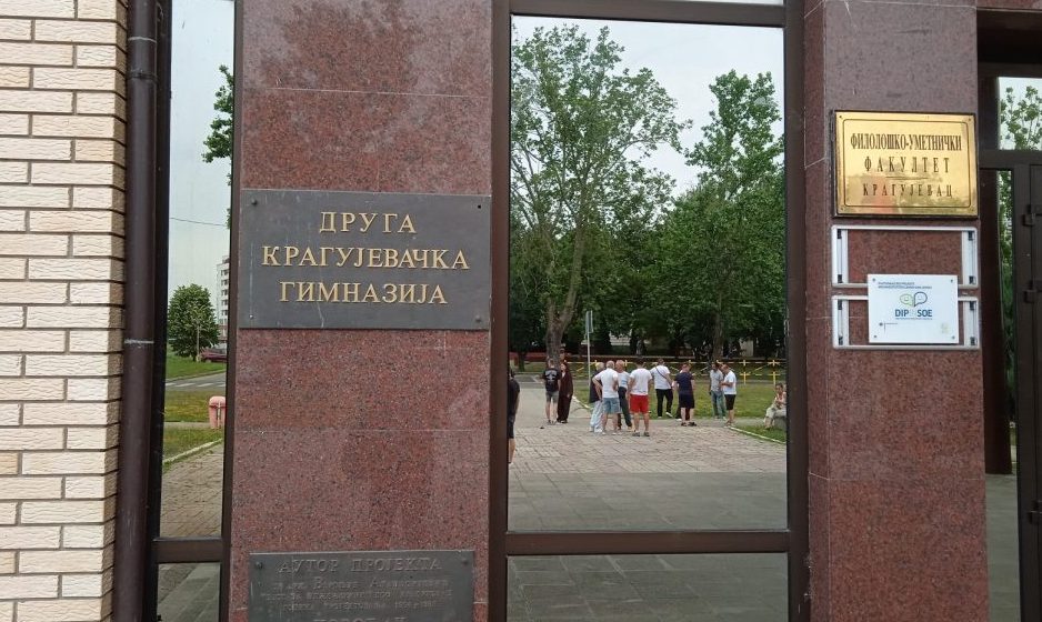 Milićević (SSP): Umesto besplatnih udžbenika i boljih uslova školovanja transparenti „Srbija pobeđuje” u rukama đaka?! 9