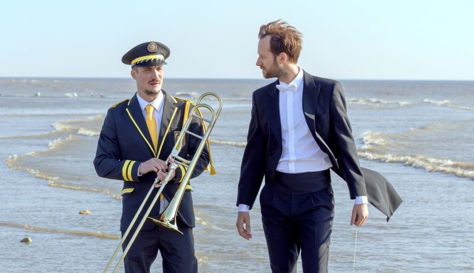 Neočekivano bratsko muzičko putovanje: Francuski film „Marš za fanfare” na Letnjoj sceni SKC-a Kragujevac 8