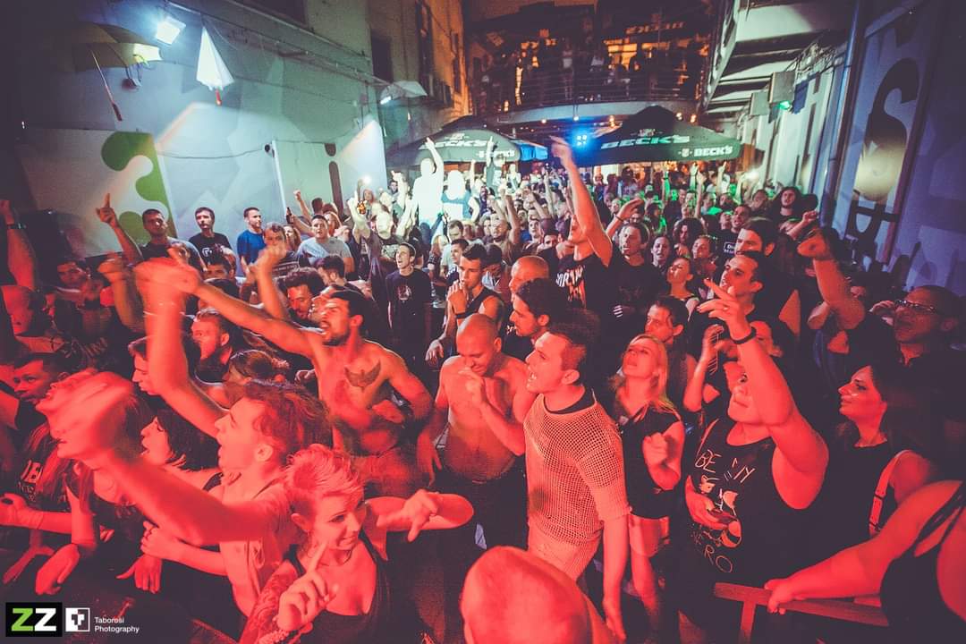 „Ljudi, hajde da ga ponovo sagradimo“: Tri i po decenije od nastanka zrenjaninskog alternativnog kluba Zeleno zvono 2