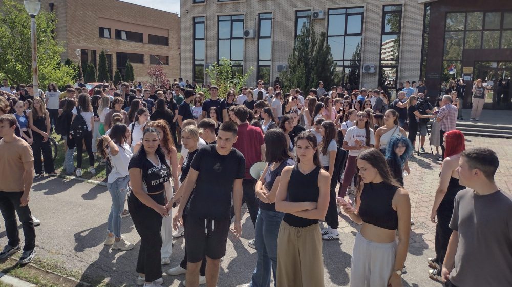 Odbranimo istinu i čast naše škole: Učenici Druge kragujevačke gimnazije pozvali sugrađane na skup zbog teksta i slike „Srbija pobeđuje” na Informeru 12