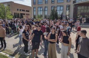 Odbranimo istinu i čast naše škole: Učenici Druge kragujevačke gimnazije pozvali sugrađane na skup zbog teksta i slike „Srbija pobeđuje” na Informeru 3