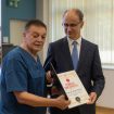 Macut obišao Institut Dedinje, uručena mu Povelja za doprinos radu tog instituta 14