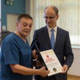 Macut obišao Institut Dedinje, uručena mu Povelja za doprinos radu tog instituta 2