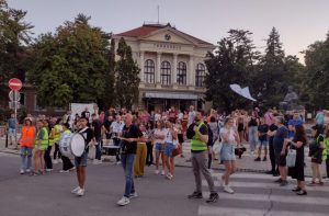 Nije dovoljno samo glasati, već i zaštititi svaki glas: Studentska tribina „Kako do pobede na parlamentarnim izborima?” na Đačkom trgu u Kragujevcu 13 Nije dovoljno samo glasati, već i zaštititi svaki glas: Studentska tribina „Kako do pobede na parlamentarnim izborima?” na Đačkom trgu u Kragujevcu 9