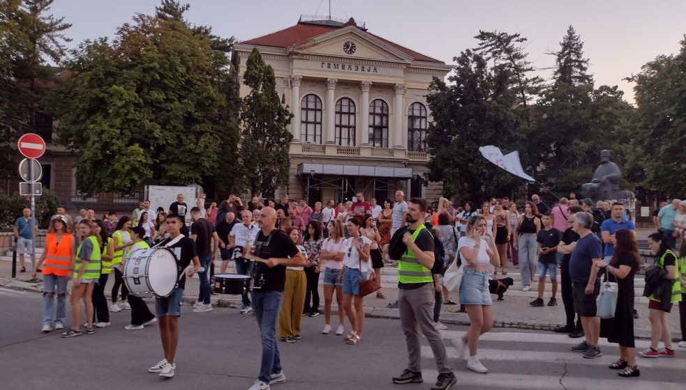 Nije dovoljno samo glasati, već i zaštititi svaki glas: Studentska tribina „Kako do pobede na parlamentarnim izborima?” na Đačkom trgu u Kragujevcu 13
