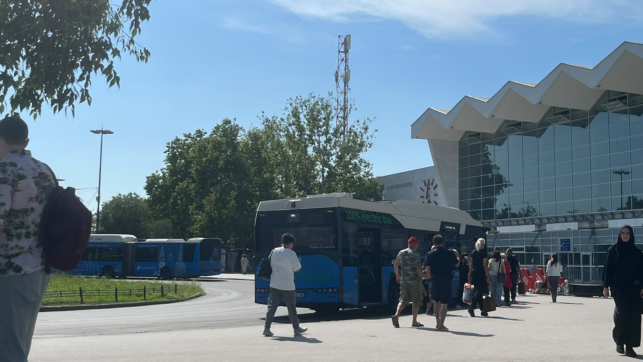 Ignorisanjem potiskuju sećanja na tragediju: Kako izgleda dan na železničkoj stanici u Novom Sadu? 5 Ignorisanjem potiskuju sećanja na tragediju: Kako izgleda dan na železničkoj stanici u Novom Sadu? 5
