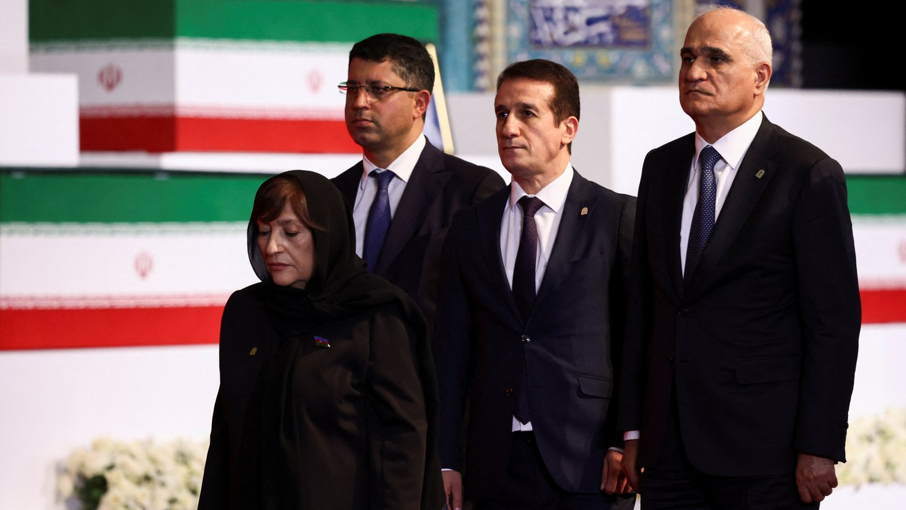 Zastave, pozivi na osvetu i ministar iz Srbije: Sahrana iranskog ajatolaha Alija Hamneija 16 Žena pokrivena crnim šalom ispred tri muškarca u crnim odelima