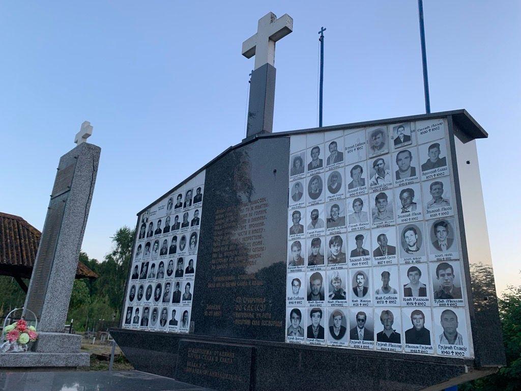 Pomen žrtvama genocida u Srebrenici, pisac Vladimir Arsenijević tvrdi da je napadnut u Beogradu 4 spomenik stradalima u Zalazju