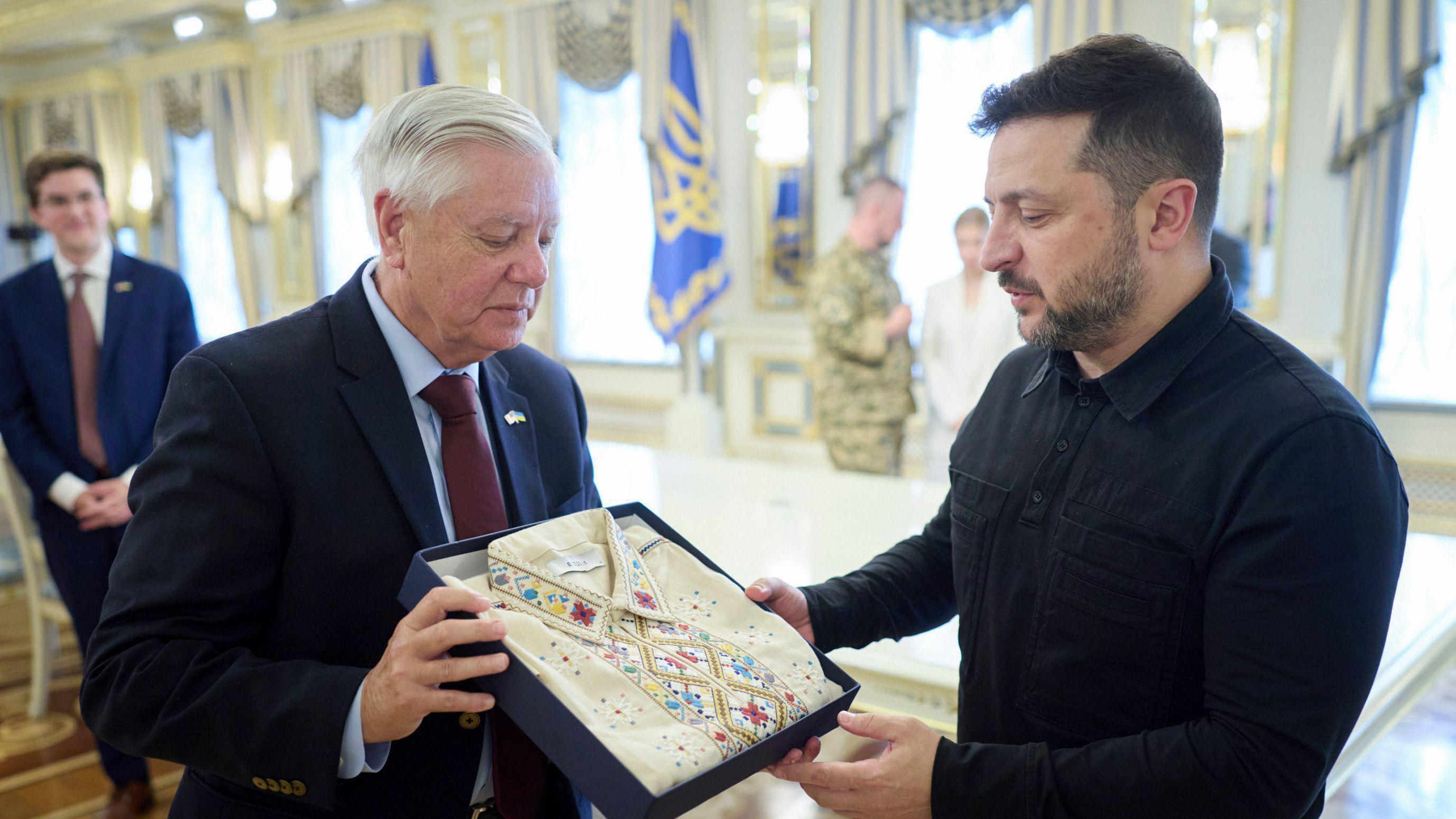 Preminuo Lindzi Grejem, američki senator i Trampov bliski saradnik 2 Lindzi Grejem u odelu drži poklon Vladimira Zelenskog - tradicionalnu vezenu košulju