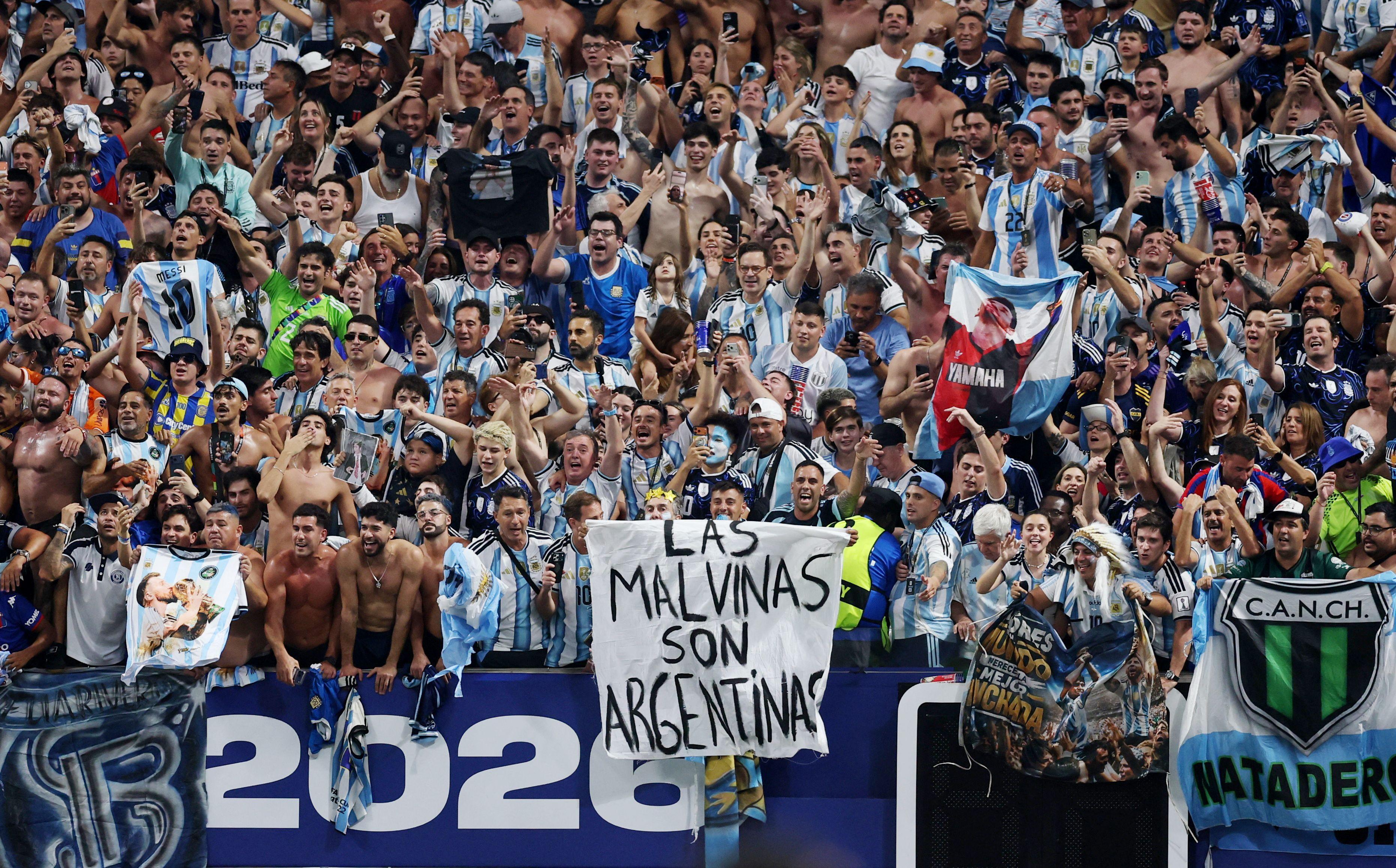 argentina - engleska, navijači argentine, malvini su argentinski, folklandski rat