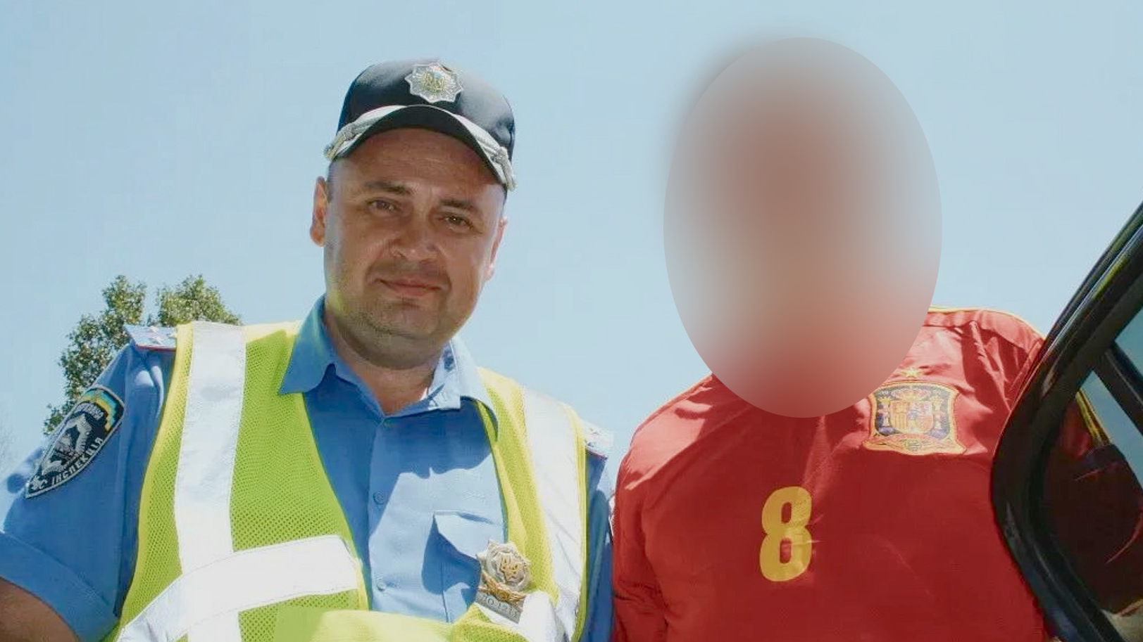 BBC razotkrio čuvare i zvaničnike ruskih 'zatvora za mučenje' u Ukrajini 2 Levo je muškarac u uniformi saobraćajnog policajca, dok je pored njega čovek u fudbalskom dresu ali mu je lice zamagljeno